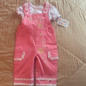 T-shirt with overalls